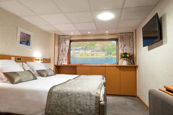 Main Deck 2 Adjustable Twin Beds Cat A